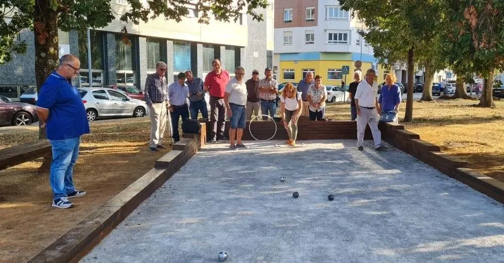 Lorena Villar, primera teniente de alcalde y concejala jugando a la petanca.