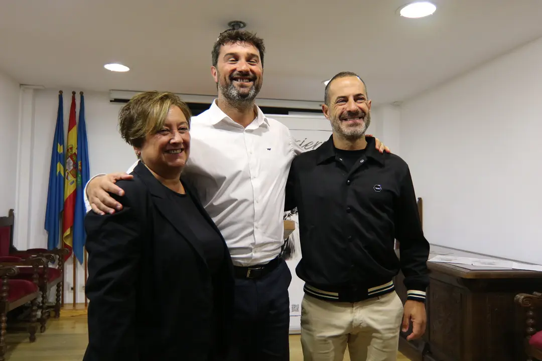 la concejala de festejos, Ana Nosti junto al alcalde de Vald&eacute;s,Oscar P&eacute;rez, y el de Siero, &Aacute;ngel Garc&iacute;a