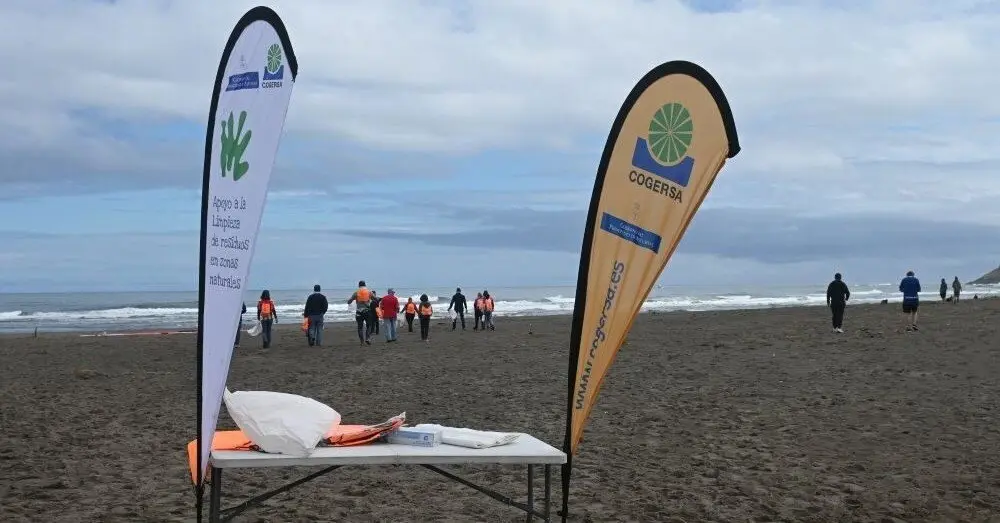 Acci&oacute;n voluntaria de limpieza en una playa asturiana.