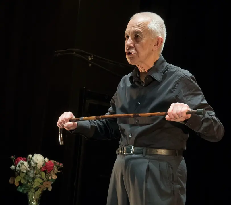 Etelvino V&aacute;zquez, interpretando una obra con el Teatro del Norte
