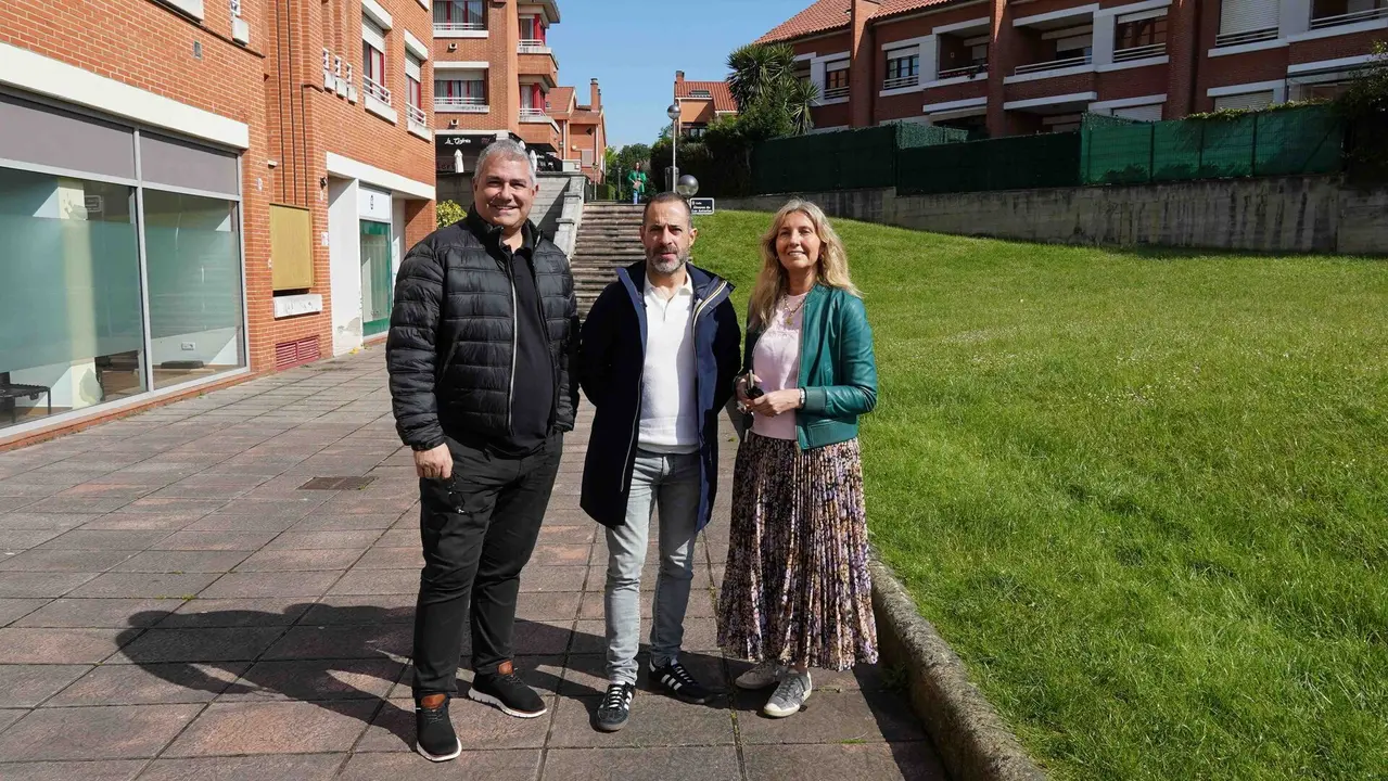 El alcalde de Siero, &Aacute;ngel Garc&iacute;a, junto a Alejandra Cuadriella, portavoz municipal de la Plataforma Vecinal de La Fresneda, y Tony G&oacute;mez, presidente de la formaci&oacute;n.