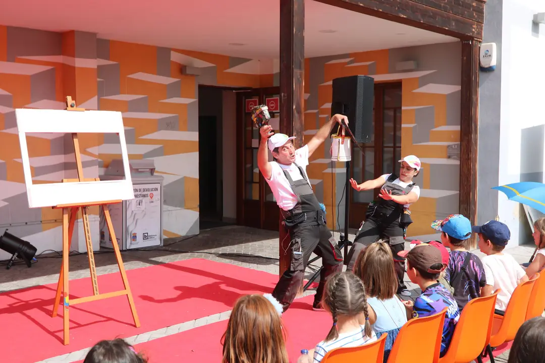 El grupo de teatro Los Pintores, en plena actuaci&oacute;n en el escenario de la Casa de Cultura de Lugo de Llanera
