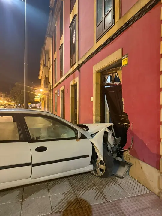 Accidente contra la sede de la Comisi&oacute;n esta madrugada