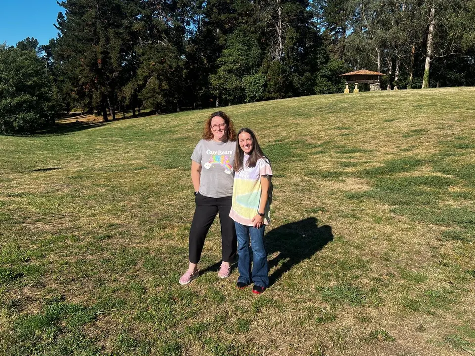 A la izda, Mar&iacute;a Azpiroz y Marina Osl&eacute; en una de las enormes zonas verdes de las que dispone la Urbanizaci&oacute;n Soto de Llanera