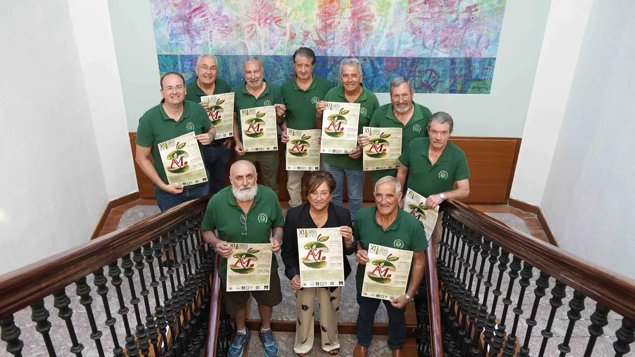 Ana Nosti junto a miembros del Club Sierense de Amigos de la Manzana