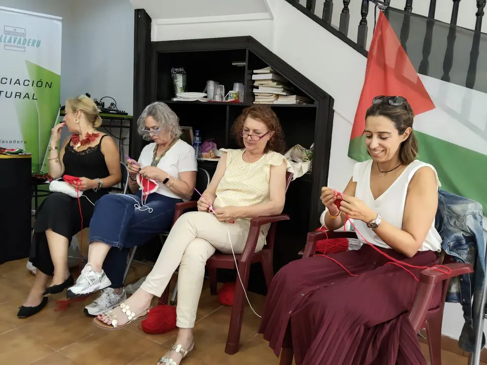 Un grupo de voluntarias tejiendo su sand&iacute;a