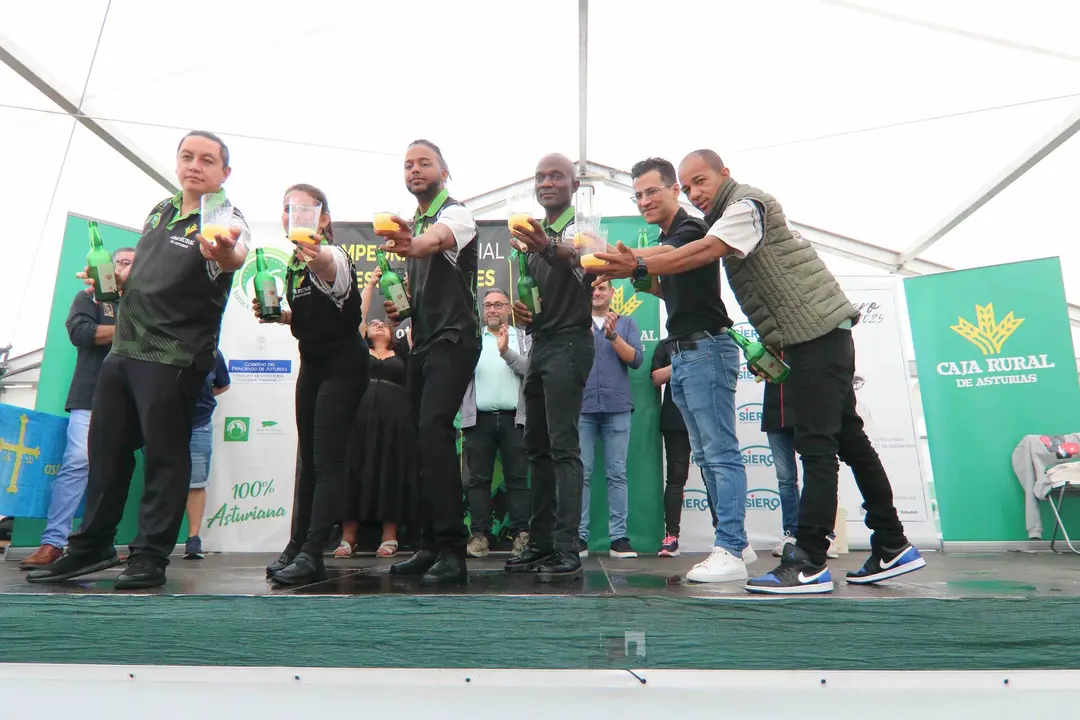 Amauris La Pauta, tercero por la izda, fue el ganador del Concurso de escanciadores de Siero