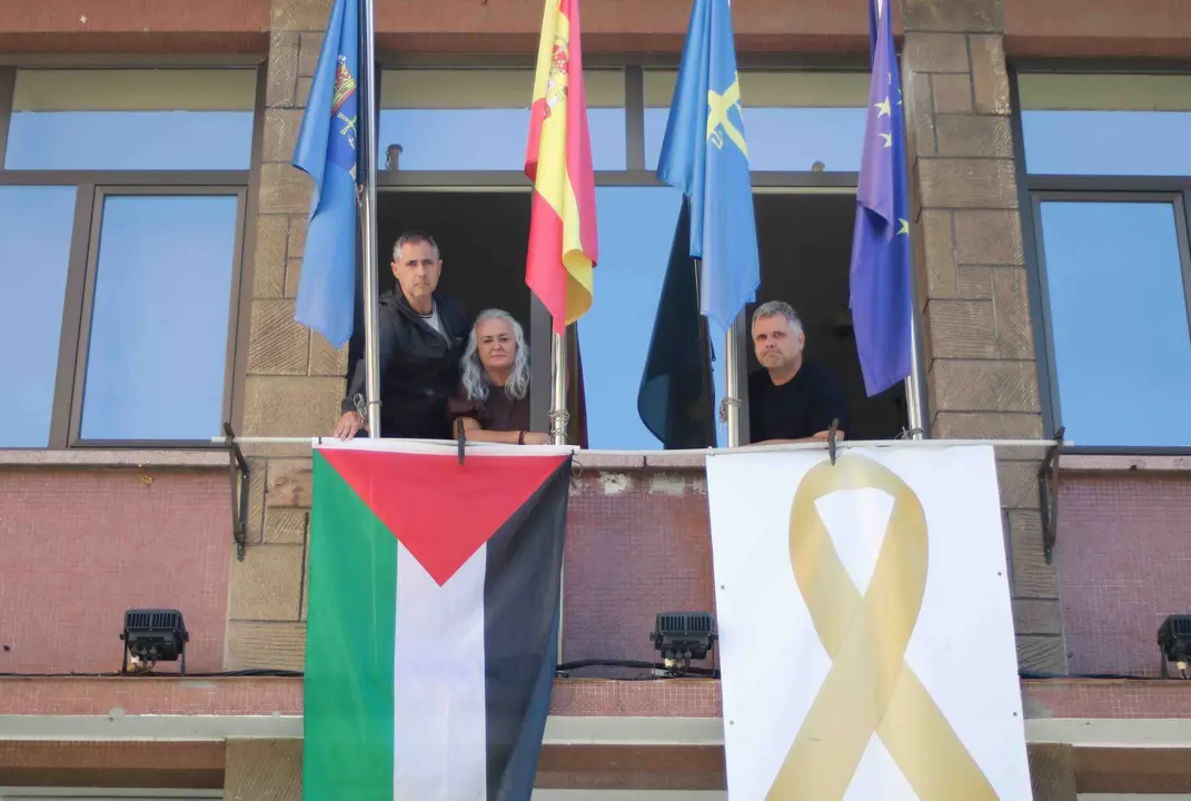 La bandera palestina ya luce en el Ayuntamiento de Llanera. A la izda, Gonzalo Bengoa, Eva Mar&iacute;a P&eacute;rez y Jos&eacute; Antonio Gonz&aacute;lez