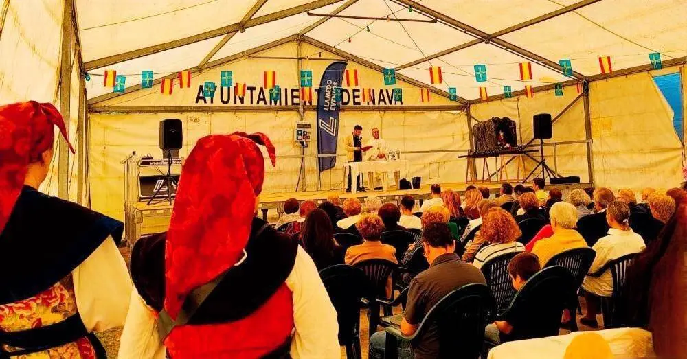 Misa en honor de la Santina celebrada en la carpa.