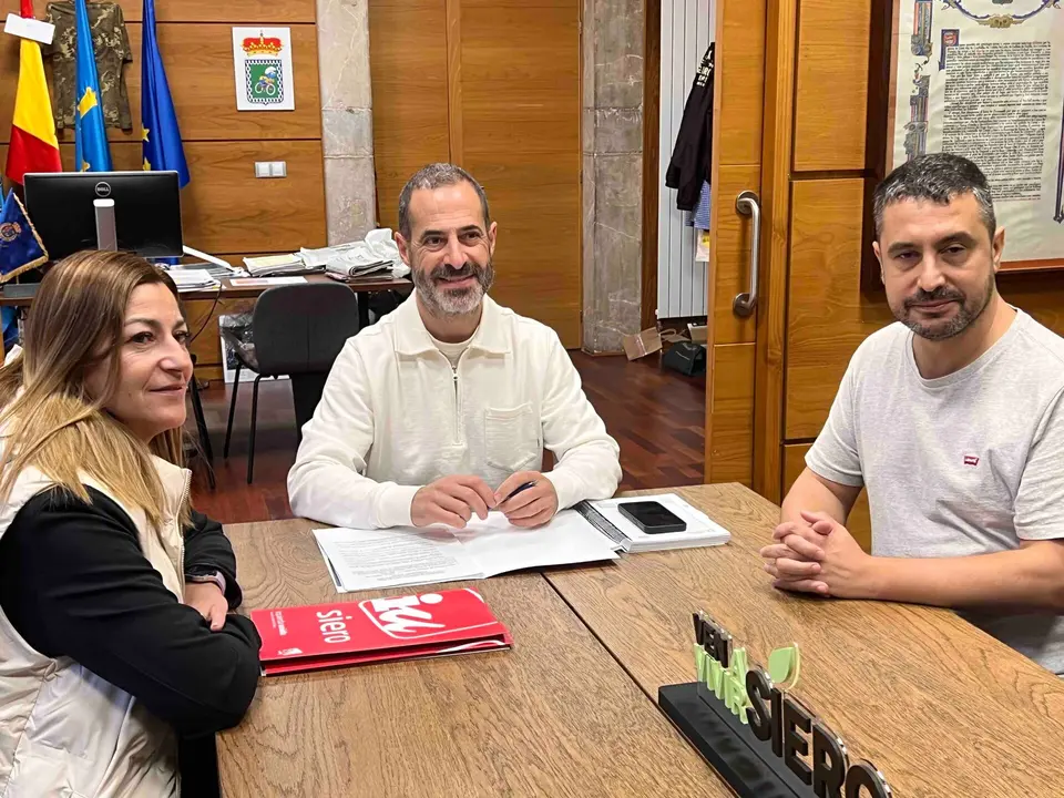 La portavoz de IU, Tere Mallada, en un momento de la reuni&oacute;n mantenida con el alcalde y el equipo de gobierno de Siero