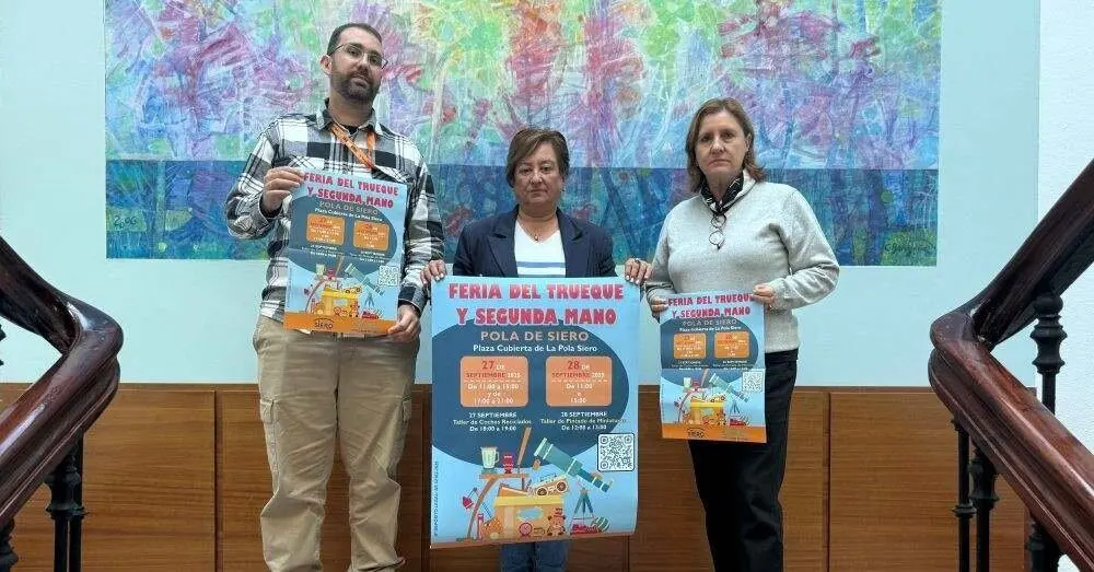 H&eacute;ctor Las Heras, Ana Nosti y Amelia Areces posan con el carte.