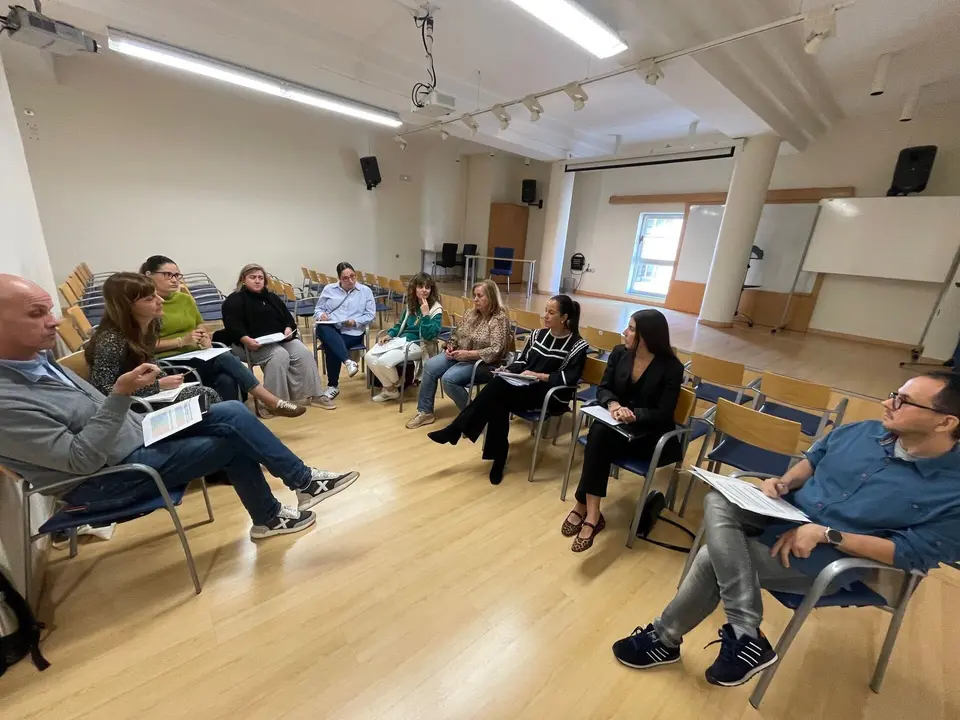 De izquierda a derecha, Orlando Men&eacute;ndez, del Plan Municipal de Drogas y Adicciones; Sonia Garc&iacute;a, directora del IES Llanera; Yoana Varela, de la Oficina Joven; Isabel Su&aacute;rez, directora del colegio de Posada; Cristina Calama, directora del colegio de San Cucao; Alejandra Pelayo, directora del colegio de Lugo; Montse Alonso, concejala de educaci&oacute;n, cultura y bienestar social; Catalina Garc&iacute;a, t&eacute;cnico municipal de infancia; &Aacute;ngela Fern&aacute;ndez, psic&oacute;loga del centro asesor de la mujer; y H&eacute;ctor P&eacute;rez, bibliotecario.