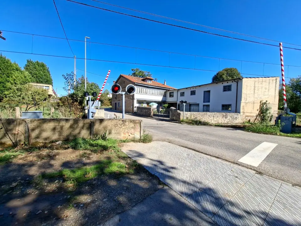 El paso a nivel de El Bayu, en Pola de Siero