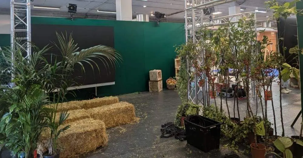 Elementos del estand de Caja Rural.