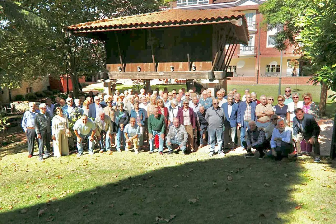 Foto de familia de los asistentes a la comida de jubilados de CLAS