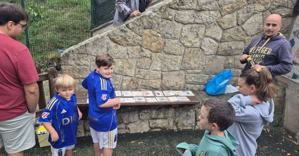 Luis Batalla, con varios ni&ntilde;os de Tazones que crearon estos azulejos con Charo Cimas.