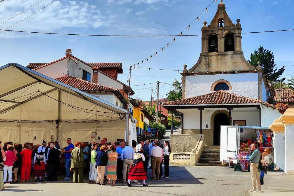 Vista general de la iglesia y la carpa.