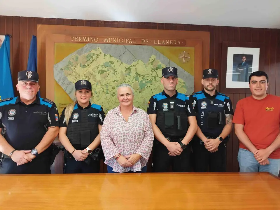 A la izda, Miguel  &Aacute;ngel &Aacute;lvarez, subinspector jefe de la polic&iacute;a local; la agente Paula Torres; Eva Mar&iacute;a P&eacute;rez, alcaldesa de Llanera; el agente Luis Carlos de la Fuentes; el agente Roberto Ferrero; Nicol&aacute;s Fern&aacute;ndez, concejal de seguridad.
