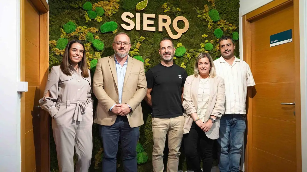 A la izda, Carmen Le&oacute;n, vicepresidenta CAC;  Joel Garc&iacute;a, presidente CAC y Pilar D&iacute;az, vicepresidenta de la CAC