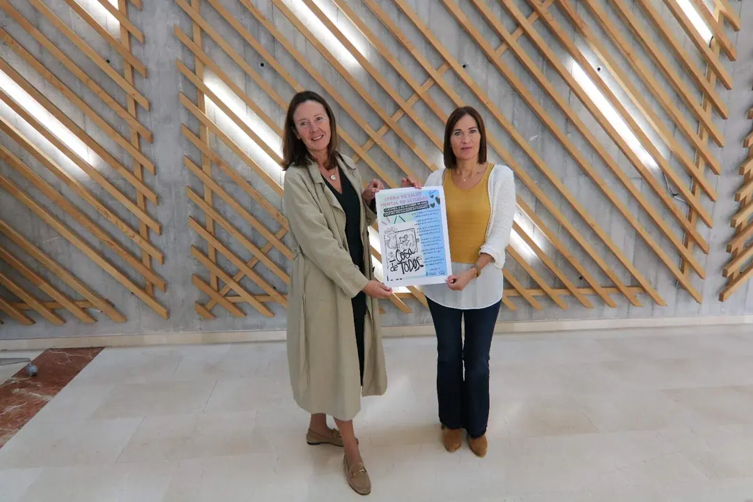 A la izda, Purificaci&oacute;n Saavedra,  junto a la concejala Mar&iacute;a Jos&eacute; Fern&aacute;ndez