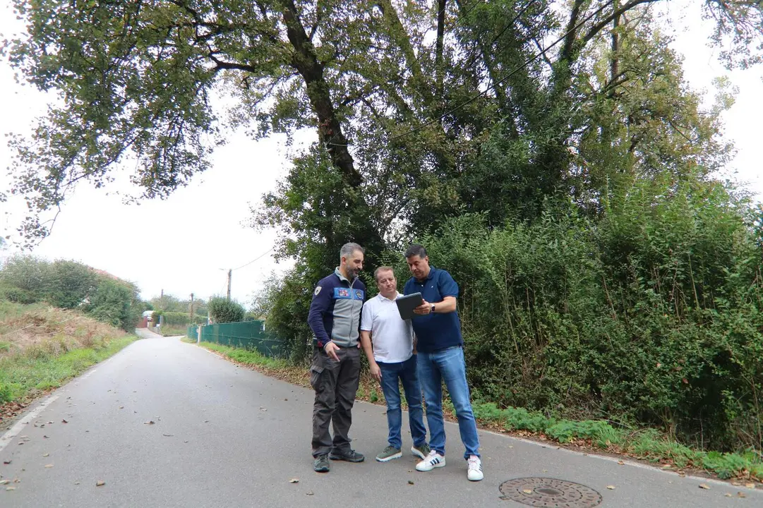 Silverio Arg&uuml;elles, a la derecha, conversando con Juan Gonz&aacute;lez, del PP de Llanera y un vecino de Robledo