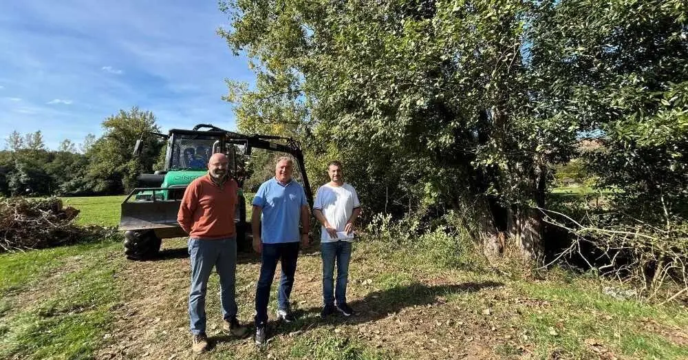 Jos&eacute; Antonio Mart&iacute;nez, t&eacute;cnico municipal junto a Javier Rodr&iacute;guez, teniente de alcalde y el concejal Alejandro Villa.