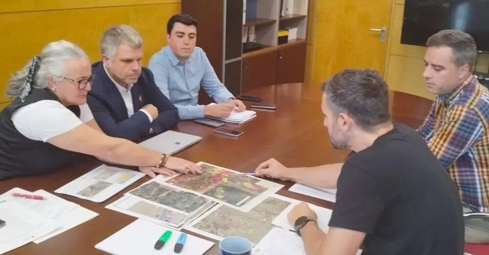 Un momento de la reuni&oacute;n sobre seguridad vial celebrada en el Ayuntamiento de Llanera.