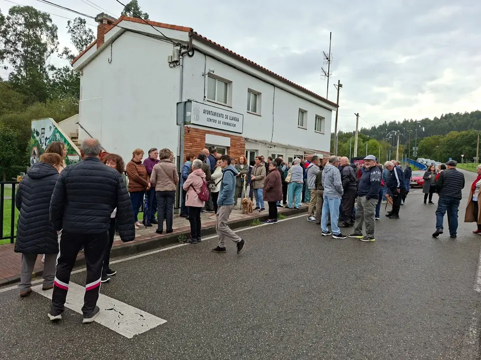 Los vecinos se concentraron frente al Centro de salud de Villabona
