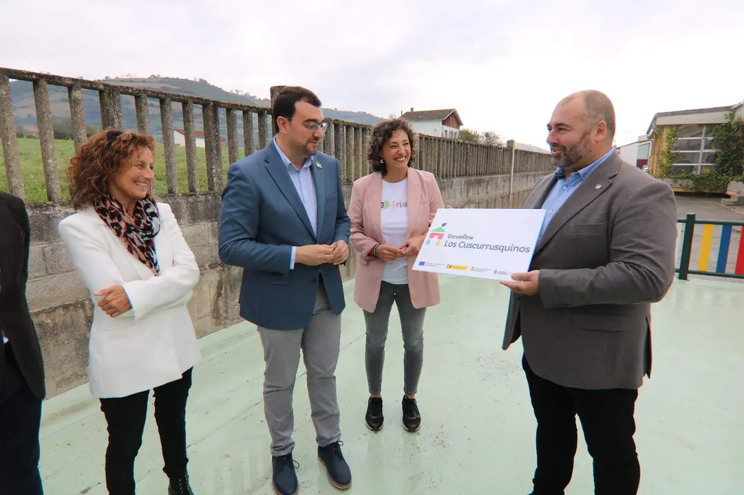 A la izda, la consejera, Eva Ledo, junto al presidente Barb&oacute;n, Yolanda Garc&iacute;a, directora de la escuelina y el alcalde de Sariego, Sa&uacute;l Basti&aacute;n