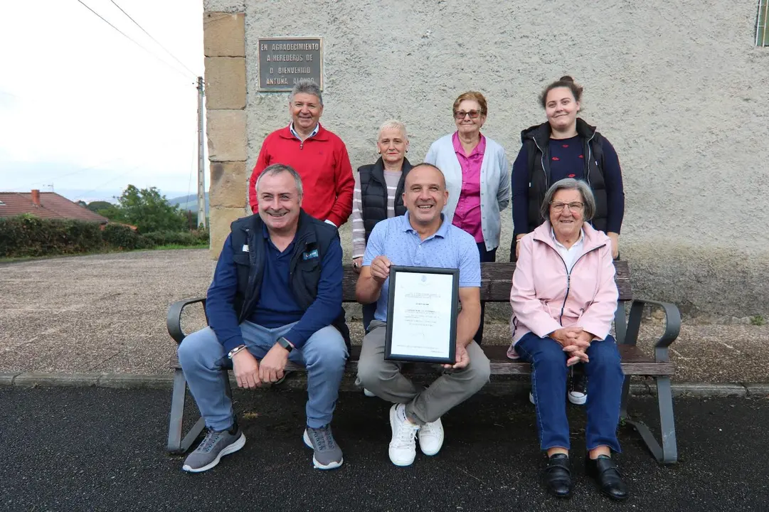 Vecinos de Corripos posando al lado de la iglesia del pueblo