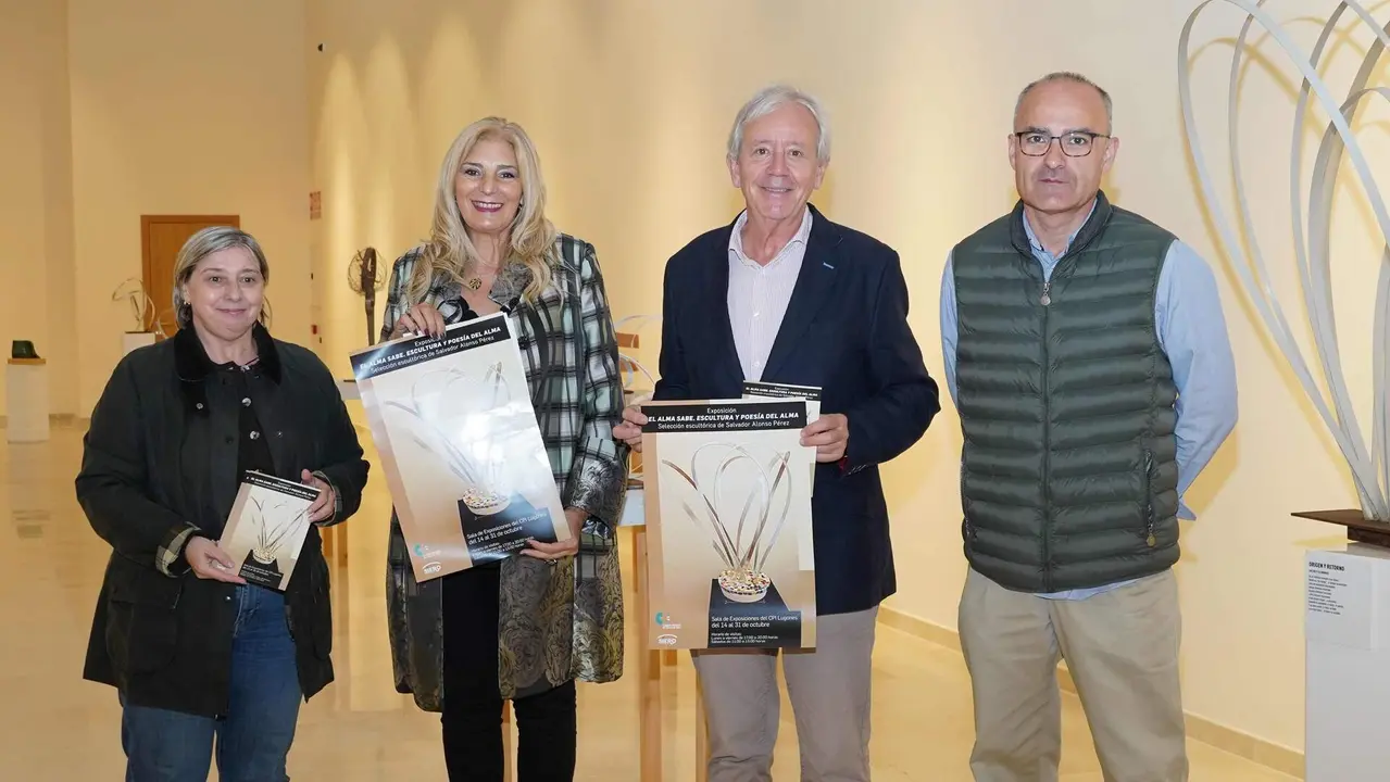 Junto a la edil de Cultura, segunda por la izda, Isabel Gonz&aacute;lez, directora de la Fundaci&oacute;n Municipal de Cultura de Siero; Salvador Alonso, escultor y Oscar Caso, t&eacute;cnico municipal.