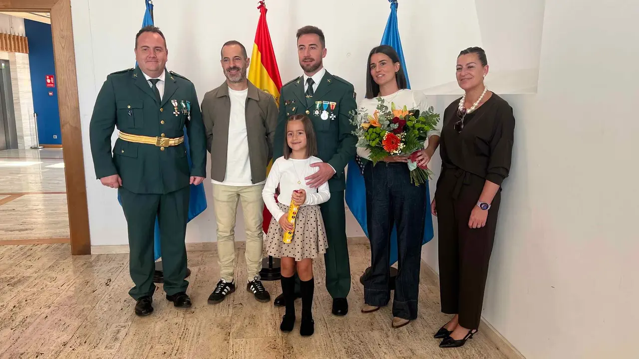 El alcalde, con el agente Jes&uacute;s Vald&eacute;s, su esposa, Ver&oacute;nica Garc&iacute;a, y su hija, Ana&iacute;s Vald&eacute;s; el jefe del puesto del Guardia Civil de Pola de Siero, Daniel Su&aacute;rez, y la concejala de Izquierda Unida, Teresa &Aacute;lvarez