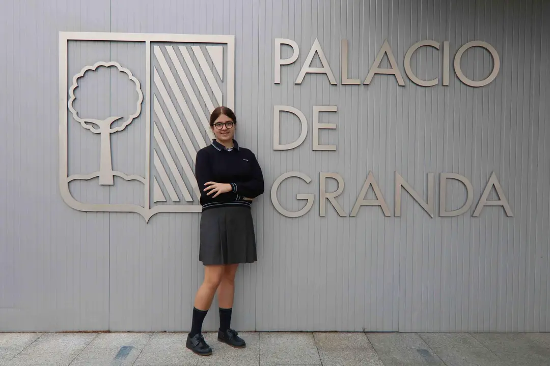 Victoria, la protagonista de esta historia, fotografiada a la puerta del colegio