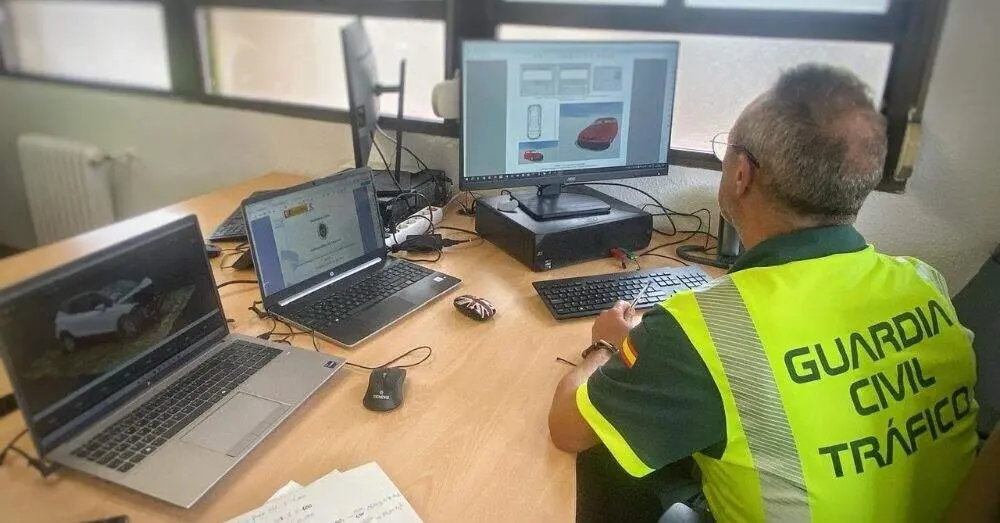 Guardia Civil investigando un accidente.