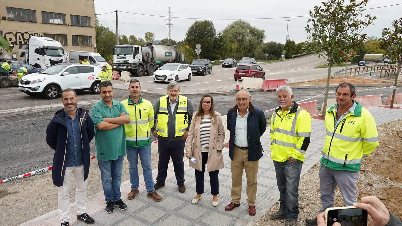 El alcalde de Siero, primero por la izda, junto al concejal de urbanismo y equipo t&eacute;cnico del aAyuntamiento