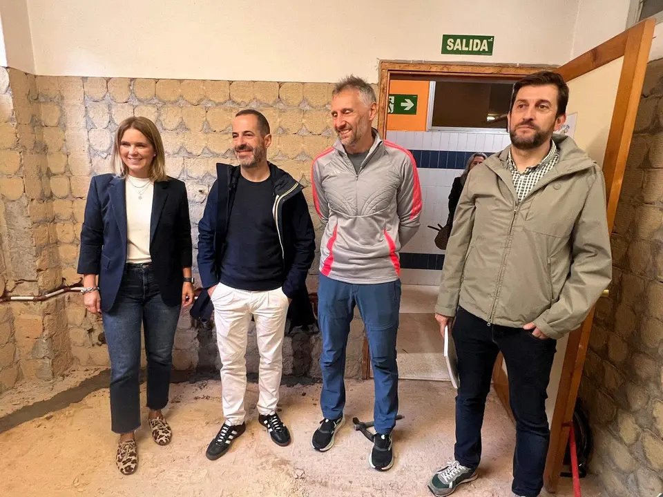 los ediles, con el director del centro Pablo Garc&iacute;a y el aparejador municipal, Juan Freije