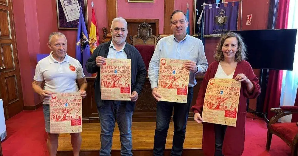 Javier Antu&ntilde;a y &Oacute;scar Fl&oacute;rez, de la Asoc. de Fomento de la Sidra Tradicional Asturiana, Roc&iacute;o Vega, concejala y Alejandro Vega, alcalde