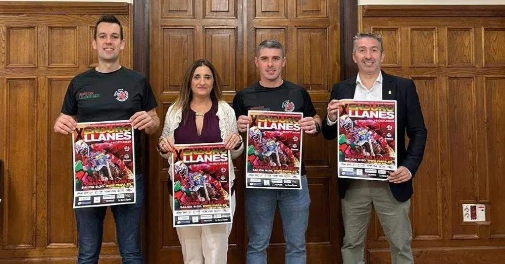 Adri&aacute;n Noriega y Francisco Sustacha, miembros del Moto Club Llanes Offroad, y de los concejales M&oacute;nica Remis y Jos&eacute; Ram&oacute;n Amor.