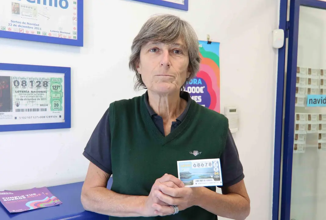 Mar&iacute;a Goizueta con uno de los d&eacute;cimos premiados en el sorteo de Loter&iacute;a del Jueves
