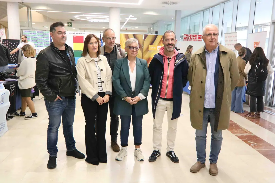 A la izda, el director general de Juventud, Francisco de As&iacute;s Fern&aacute;ndez; la concejala de Pol&iacute;ticas Sociales y Atenci&oacute;n a Personas de Siero, Mar&iacute;a Jos&eacute; Fern&aacute;ndez; el director de Salud Mental del Sespa, Antonio Rodr&iacute;guez; la consejera de Salud, Concepci&oacute;n Saavedra; el alcalde de Siero, &Aacute;ngel Garc&iacute;a, y el director general de Salud P&uacute;blica y Atenci&oacute;n a la Salud Mental, &Aacute;ngel L&oacute;pez.