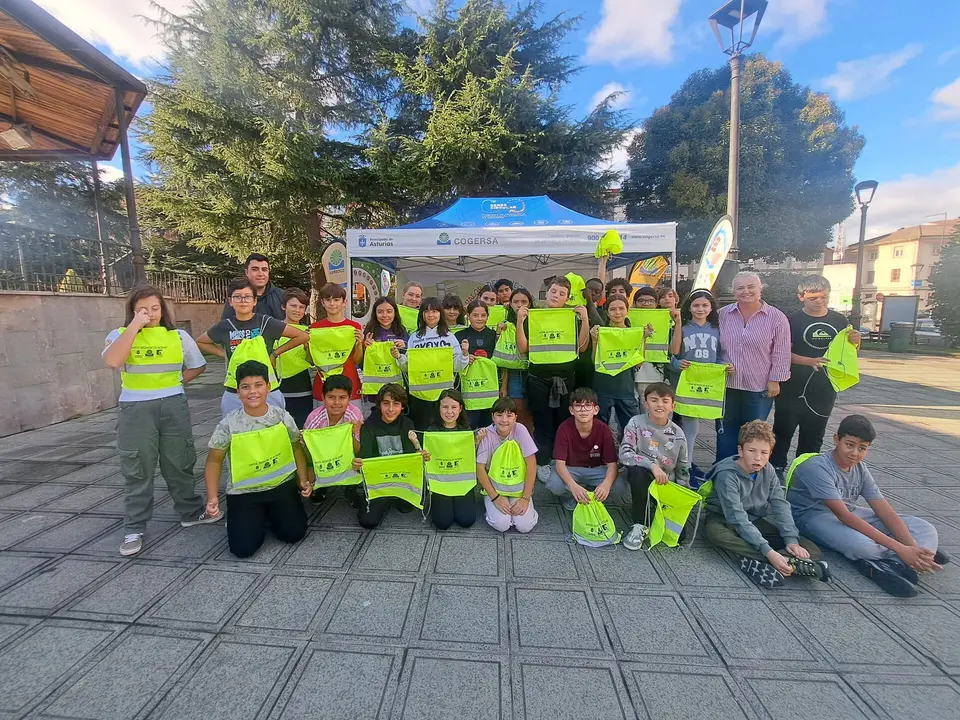 la alcaldesa de Llanera, de pie segunda por la derecha, con los alumnos del colegio de Posada, y el concejal de juventud, en el parque de Posada
