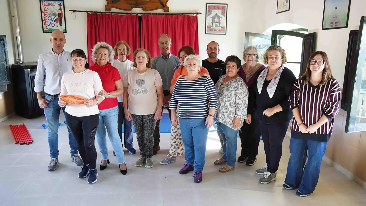 Junto a los ediles, Virginio Ram&iacute;nez, primero por la izda, director del Patronato Deportivo Municipal; Consuelo Urdangaray, t&eacute;cnica municipal, alumnas y monitor de la actividad "Panadero del Deporte" en las escuelas de Pa&ntilde;eda, en la parroquia de Anes.