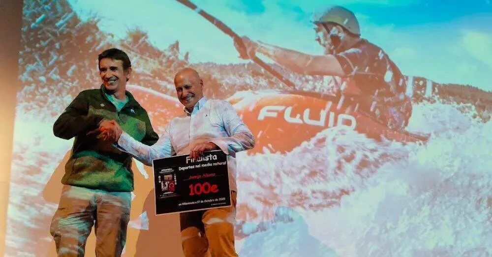 C&eacute;sar Pina entrega el premio a Juanjo Alonso por Samuel Rojo en la ola de la Enciena.