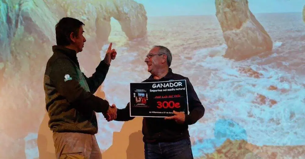 C&eacute;sar Pina, Grupo de Monta&ntilde;a Llamaello, entrega el premio a Jos&eacute; Luis del Valle por Equilibrio en la ensenada.
