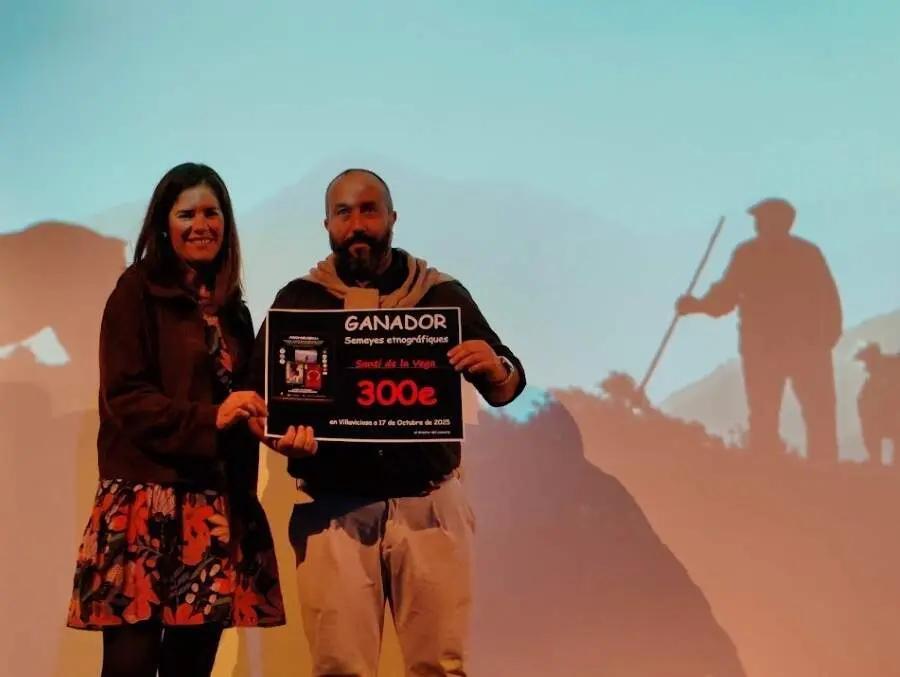 Elena Mart&iacute;n entrega el premio a Santi de la Vega por La cuenta atr&aacute;s.