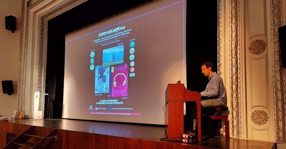 Fran, al piano, poniendo banda sonora a FotoMaliayo 2025.