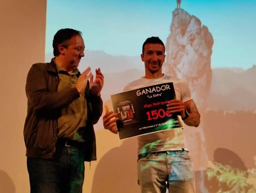 Alejandro Vega entrega el premio a &Iacute;&ntilde;igo Rodr&iacute;guez por El escanciador.