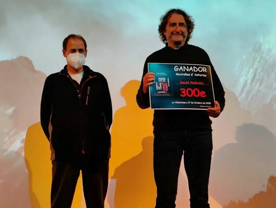 Ricardo Mill&aacute;n entrega el premio a David Pedreira por Pico Torres.