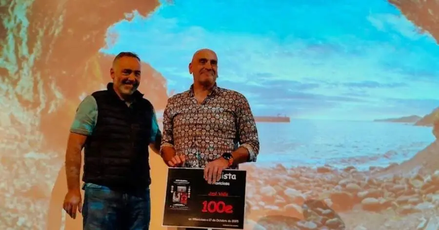 Veri Busto entrega el premio a Jos&eacute; Valle por La cueva Tazones.