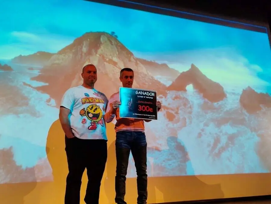 Manuel Toral entrega el premio a Carlos Gonz&aacute;lez por La ventana del tiempo.
